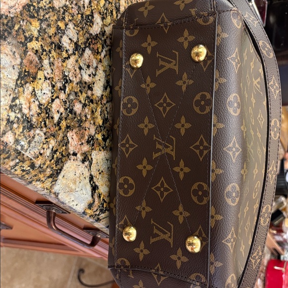 Montaigne MM - M41056
LV Brown Monogram Crossbody
Brand New Looks - Picture 5 of 11